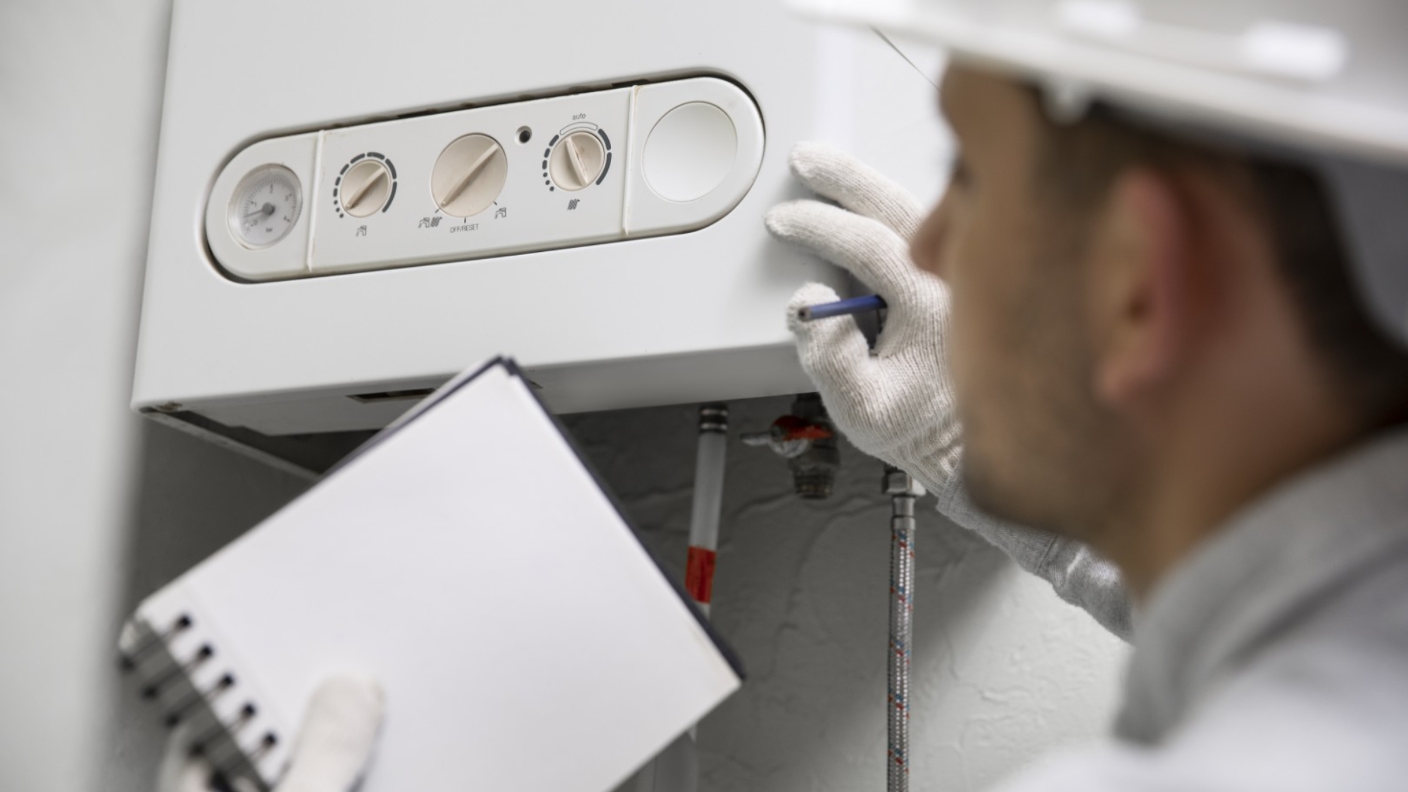 worker-repairing-water-heater (Duże)